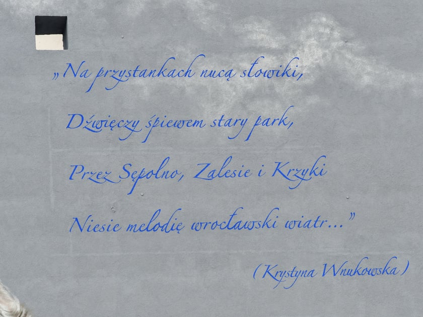 Etapy powstawania muralu poświęconego Marii Koterbskiej. Od rusztowania, po odsłonięcie.