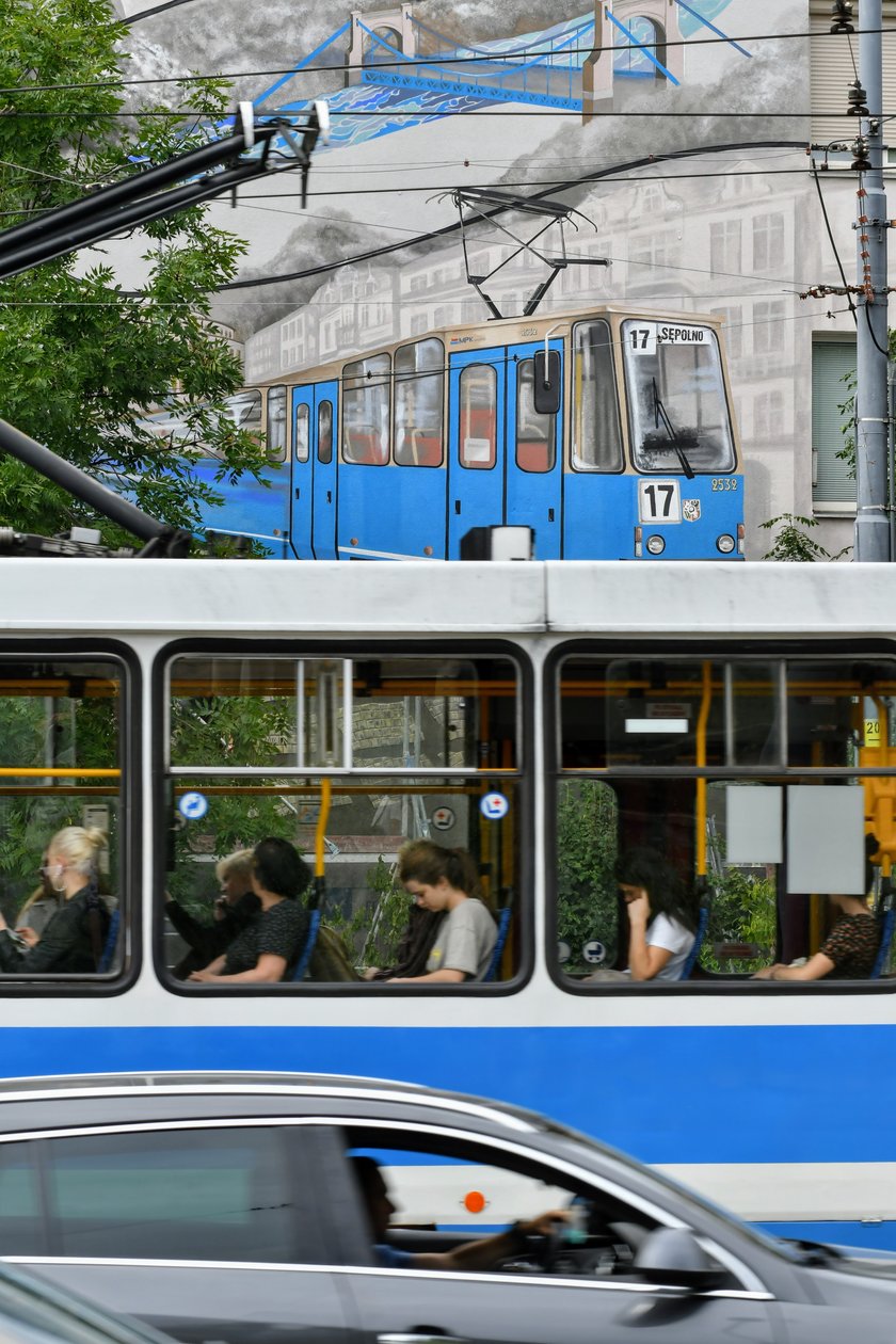 Etapy powstawania muralu poświęconego Marii Koterbskiej. Od rusztowania, po odsłonięcie.
