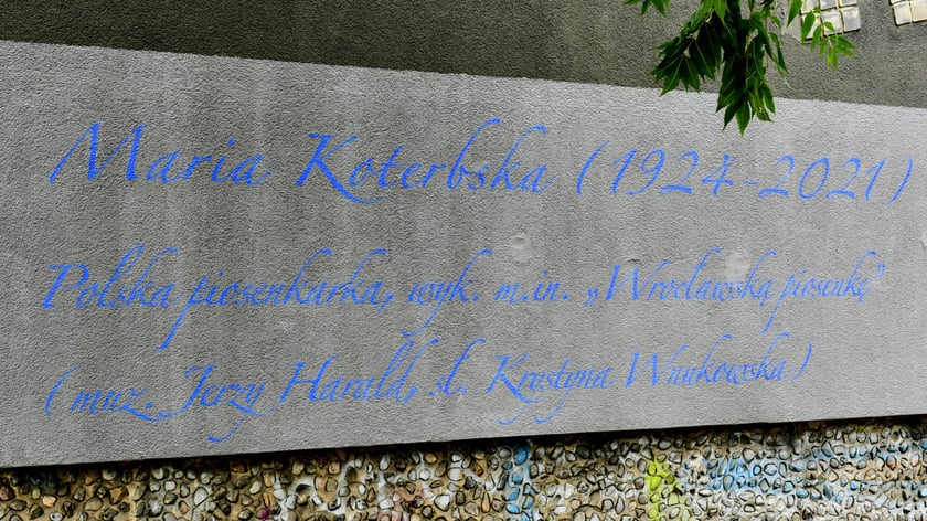Etapy powstawania muralu poświęconego Marii Koterbskiej. Od rusztowania, po odsłonięcie.