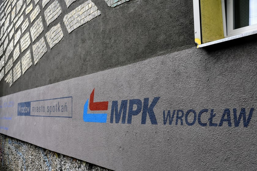 Etapy powstawania muralu poświęconego Marii Koterbskiej. Od rusztowania, po odsłonięcie.