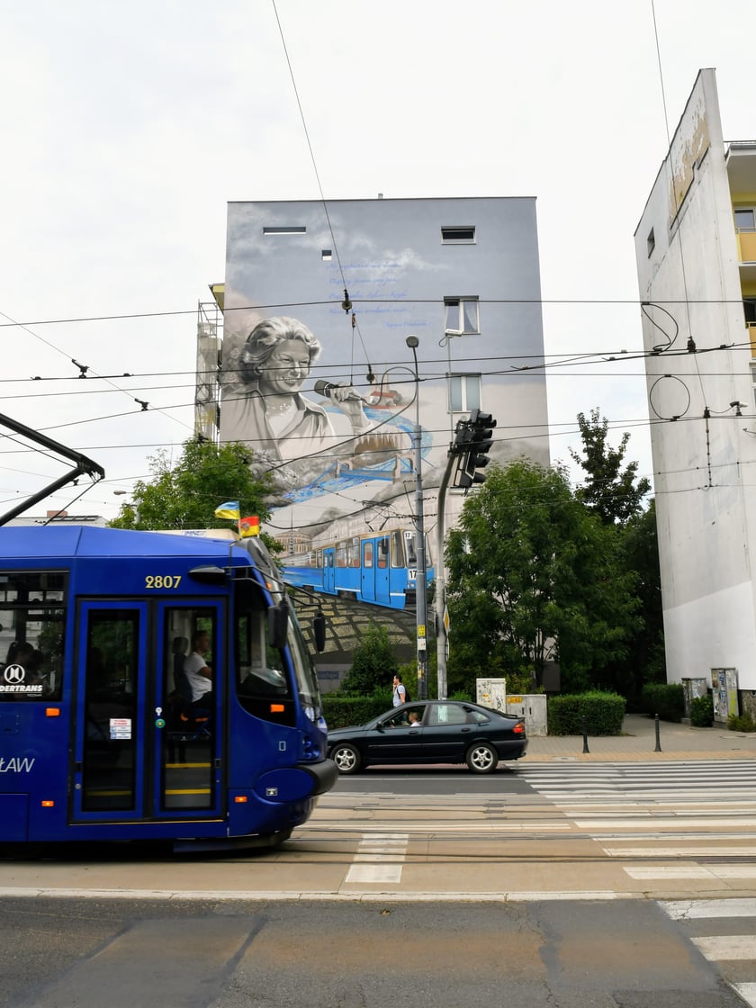 Etapy powstawania muralu poświęconego Marii Koterbskiej. Od rusztowania, po odsłonięcie.