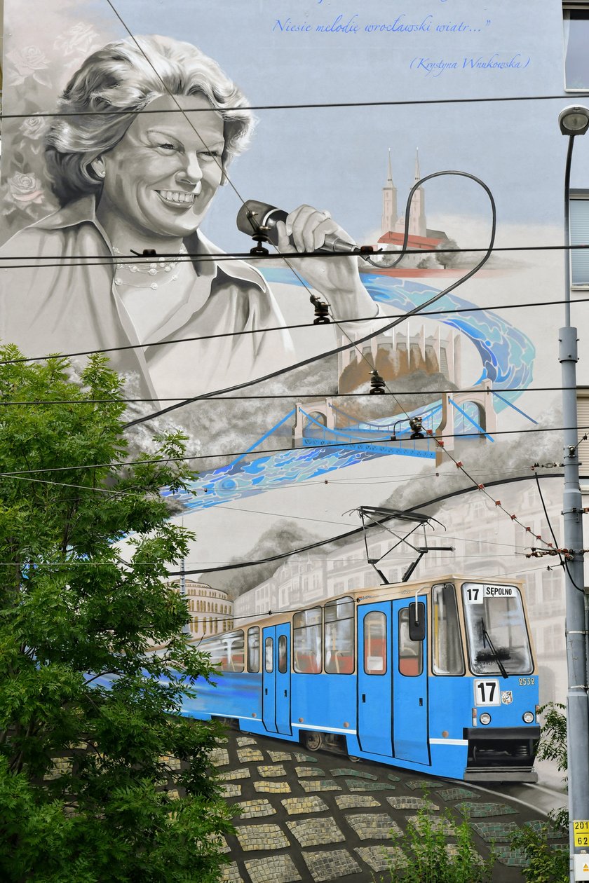 Etapy powstawania muralu poświęconego Marii Koterbskiej. Od rusztowania, po odsłonięcie.