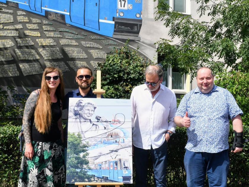 Dokładnie rok temu, 19 sierpnia, mural uroczyście odsłaniali: twórcy Marta Piróg, Marek Grela, syn Marii Koterbskiej Roman Frankl i prezes MPK Krzysztof Balawejder.