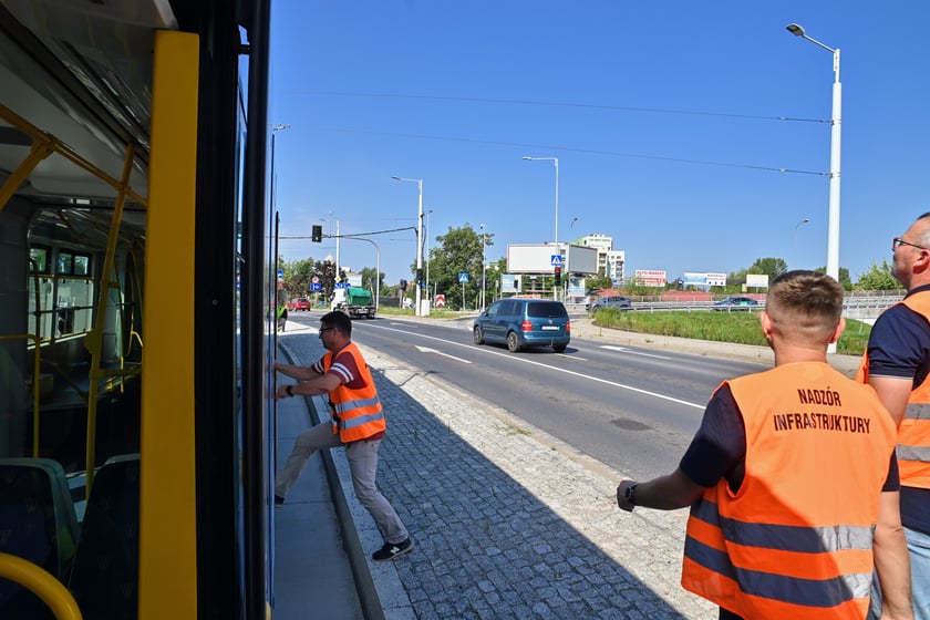 Próbny przejazd tramwaju nowym odcinkiem trasy autobusowo-tramwajowej. Testowany był odcinek od przystanku Park Biznesu do przystanku Rogowska.
