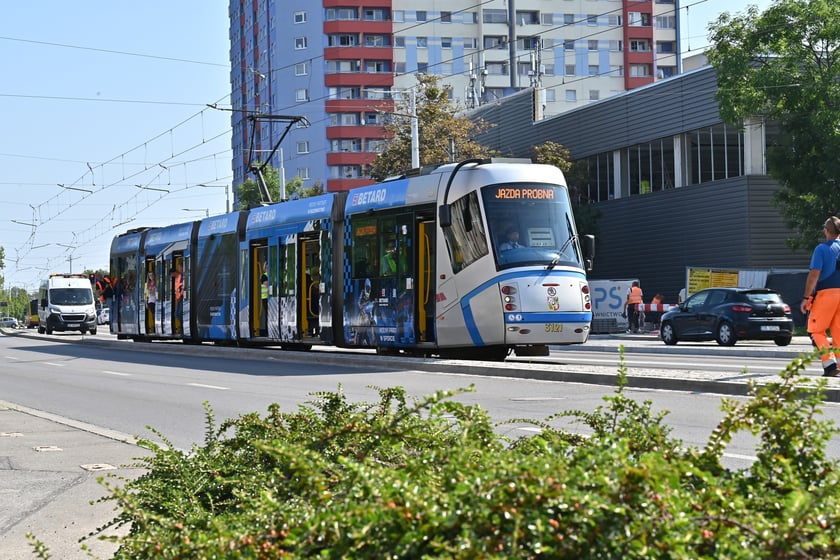 Próbny przejazd tramwaju nowym odcinkiem trasy autobusowo-tramwajowej. Testowany był odcinek od przystanku Park Biznesu do przystanku Rogowska.