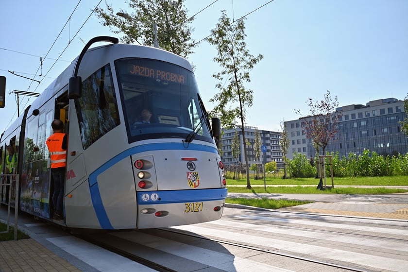 Próbny przejazd tramwaju nowym odcinkiem trasy autobusowo-tramwajowej. Testowany był odcinek od przystanku Park Biznesu do przystanku Rogowska.
