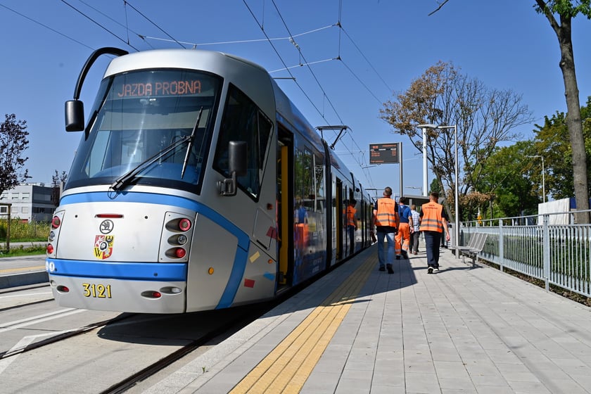 Próbny przejazd tramwaju nowym odcinkiem trasy autobusowo-tramwajowej. Testowany był odcinek od przystanku Park Biznesu do przystanku Rogowska.