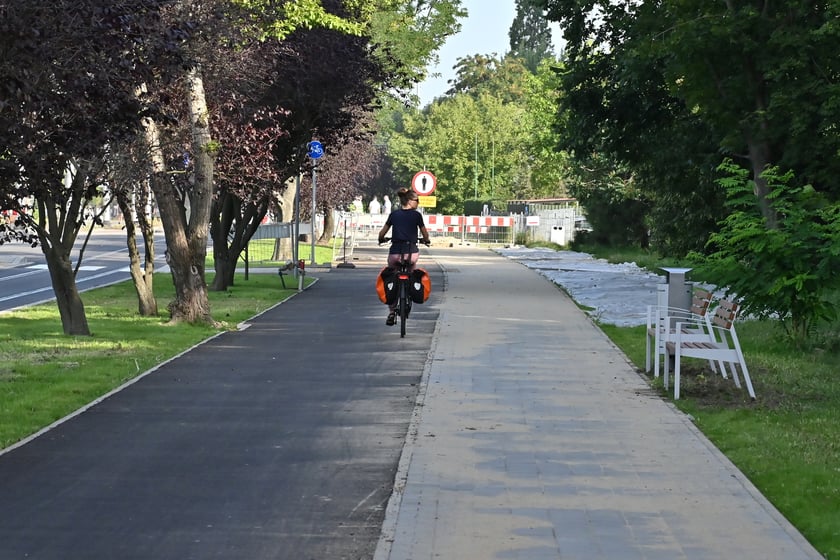 Ulica Rogowska wygląda świetnie. Torowisko to jedna odsłona inwestycji. Kolejne to nowe chodniki, szerokie ścieżki rowerowe oraz dużo zieleni.&nbsp;