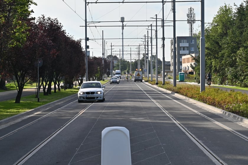 Ulica Rogowska wygląda świetnie. Torowisko to jedna odsłona inwestycji. Kolejne to nowe chodniki, szerokie ścieżki rowerowe oraz dużo zieleni.&nbsp;