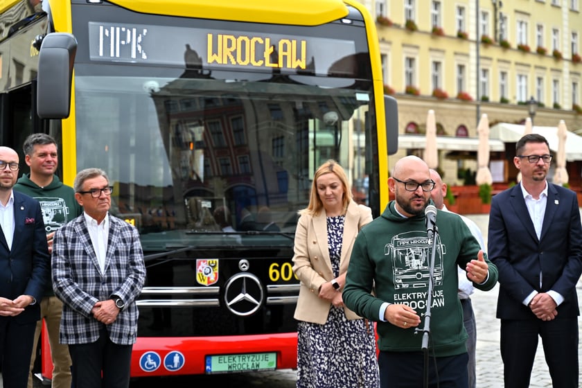Prezentacja pierwszego elektrycznego autobusu zakupionego przez MPK Wrocław. Prezes MPK Wrocław Witold Woźny.&nbsp;