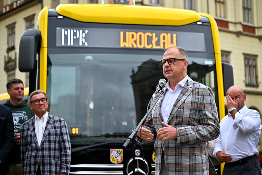 Prezentacja pierwszego elektrycznego autobusu zakupionego przez MPK Wrocław.&nbsp;Artur Konarski, prezes Daimler Buses Polska.