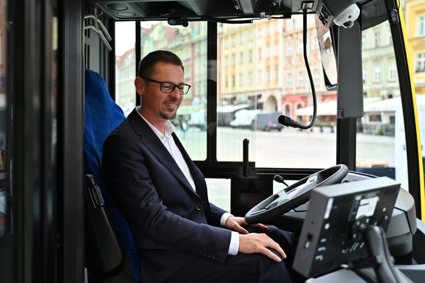 Prezentacja pierwszego elektrycznego autobusu zakupionego przez MPK Wrocław. Sergoiusz Kmiecik, przewodniczący Rady Miejskiej Wrocławia.&nbsp;