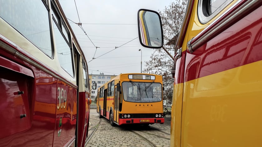 Widoki z poprzednich edycji dni otwartych w Zajezdni Popowice. Na zdjęciach zabytkowe pojazdy komunikacji miejskiej