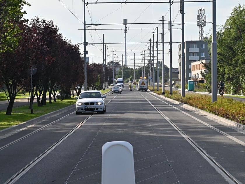 6,8 km
nowego torowiska
To blisko 14 km toru pojedynczego. W linii prostej torowisko sięgnąć by mogło z Rynku do Psiego Pola, do ul. Bora-Komorowskiego. Tor pojedynczy wystarczyłby na dojazd do Długołęki.