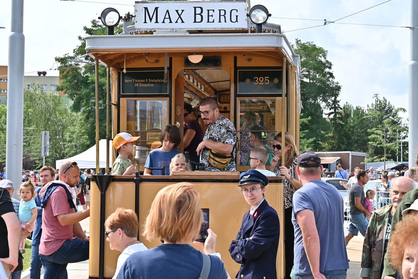 Komunikacyjny piknik na nowej pętli Wrocław Nowy Dwór (P+R). Impreza zorganizowana została z okazji uruchomienia tramwajów na Nowy Dwór, co nastąpi jutro, w niedzielę 3 września.