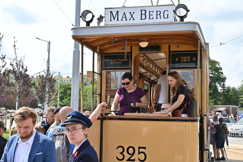 Komunikacyjny piknik na nowej pętli Wrocław Nowy Dwór (P+R). Impreza zorganizowana została z okazji uruchomienia tramwajów na Nowy Dwór, co nastąpi jutro, w niedzielę 3 września.