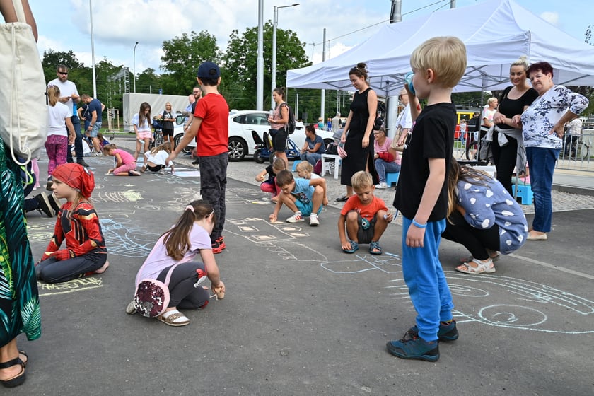 Komunikacyjny piknik na nowej pętli Wrocław Nowy Dwór (P+R). Impreza zorganizowana została z okazji uruchomienia tramwajów na Nowy Dwór, co nastąpi jutro, w niedzielę 3 września.