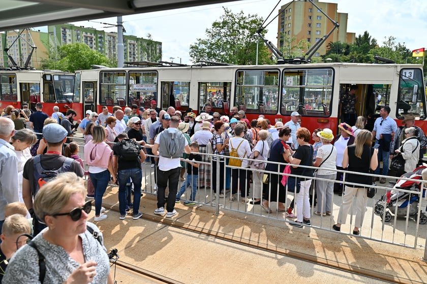 Komunikacyjny piknik na nowej pętli Wrocław Nowy Dwór (P+R). Impreza zorganizowana została z okazji uruchomienia tramwajów na Nowy Dwór, co nastąpi jutro, w niedzielę 3 września.
