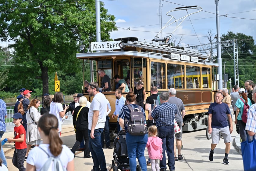Komunikacyjny piknik na nowej pętli Wrocław Nowy Dwór (P+R). Impreza zorganizowana została z okazji uruchomienia tramwajów na Nowy Dwór, co nastąpi jutro, w niedzielę 3 września.