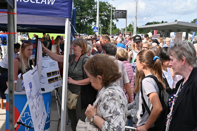 Komunikacyjny piknik na nowej pętli Wrocław Nowy Dwór (P+R). Impreza zorganizowana została z okazji uruchomienia tramwajów na Nowy Dwór, co nastąpi jutro, w niedzielę 3 września.