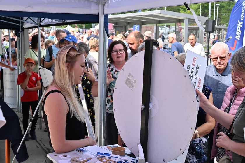 Komunikacyjny piknik na nowej pętli Wrocław Nowy Dwór (P+R). Impreza zorganizowana została z okazji uruchomienia tramwajów na Nowy Dwór, co nastąpi jutro, w niedzielę 3 września.