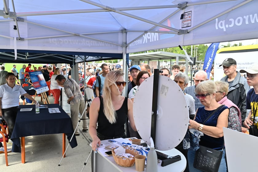 Komunikacyjny piknik na nowej pętli Wrocław Nowy Dwór (P+R). Impreza zorganizowana została z okazji uruchomienia tramwajów na Nowy Dwór, co nastąpi jutro, w niedzielę 3 września.