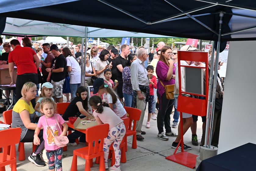 Komunikacyjny piknik na nowej pętli Wrocław Nowy Dwór (P+R). Impreza zorganizowana została z okazji uruchomienia tramwajów na Nowy Dwór, co nastąpi jutro, w niedzielę 3 września.