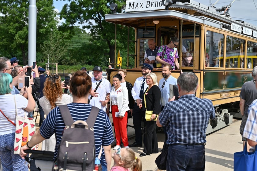 Komunikacyjny piknik na nowej pętli Wrocław Nowy Dwór (P+R). Impreza zorganizowana została z okazji uruchomienia tramwajów na Nowy Dwór, co nastąpi jutro, w niedzielę 3 września.