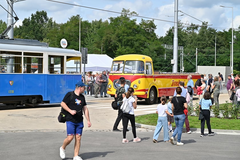 Komunikacyjny piknik na nowej pętli Wrocław Nowy Dwór (P+R). Impreza zorganizowana została z okazji uruchomienia tramwajów na Nowy Dwór, co nastąpi jutro, w niedzielę 3 września.