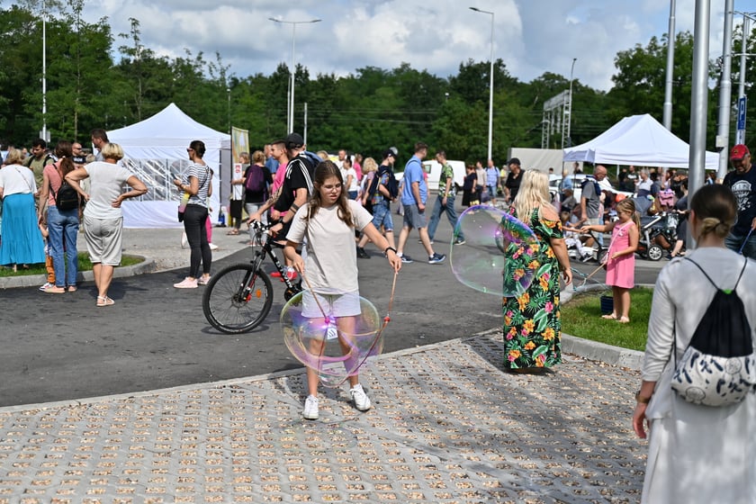 Komunikacyjny piknik na nowej pętli Wrocław Nowy Dwór (P+R). Impreza zorganizowana została z okazji uruchomienia tramwajów na Nowy Dwór, co nastąpi jutro, w niedzielę 3 września.