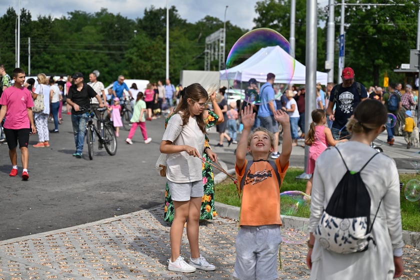Komunikacyjny piknik na nowej pętli Wrocław Nowy Dwór (P+R). Impreza zorganizowana została z okazji uruchomienia tramwajów na Nowy Dwór, co nastąpi jutro, w niedzielę 3 września.