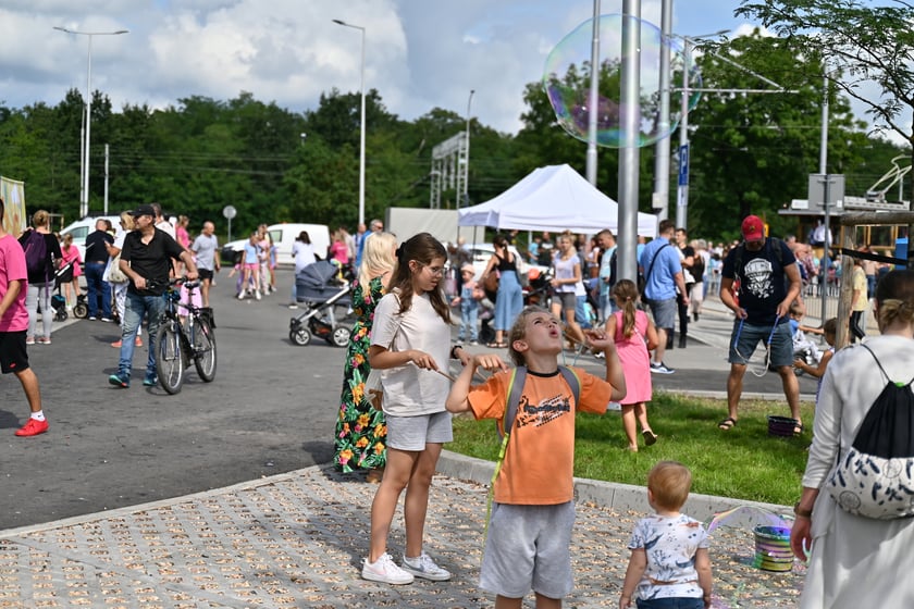 Komunikacyjny piknik na nowej pętli Wrocław Nowy Dwór (P+R). Impreza zorganizowana została z okazji uruchomienia tramwajów na Nowy Dwór, co nastąpi jutro, w niedzielę 3 września.