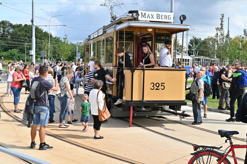 Komunikacyjny piknik na nowej pętli Wrocław Nowy Dwór (P+R). Impreza zorganizowana została z okazji uruchomienia tramwajów na Nowy Dwór, co nastąpi jutro, w niedzielę 3 września.