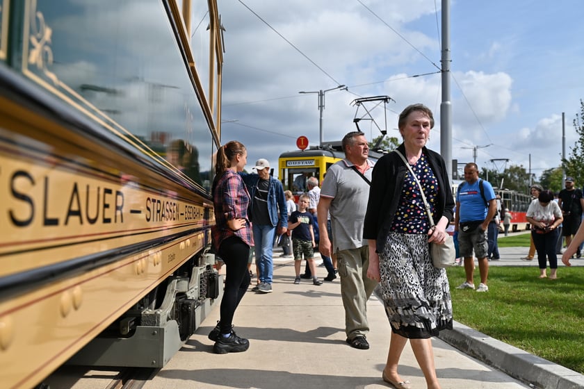 Komunikacyjny piknik na nowej pętli Wrocław Nowy Dwór (P+R). Impreza zorganizowana została z okazji uruchomienia tramwajów na Nowy Dwór, co nastąpi jutro, w niedzielę 3 września.
