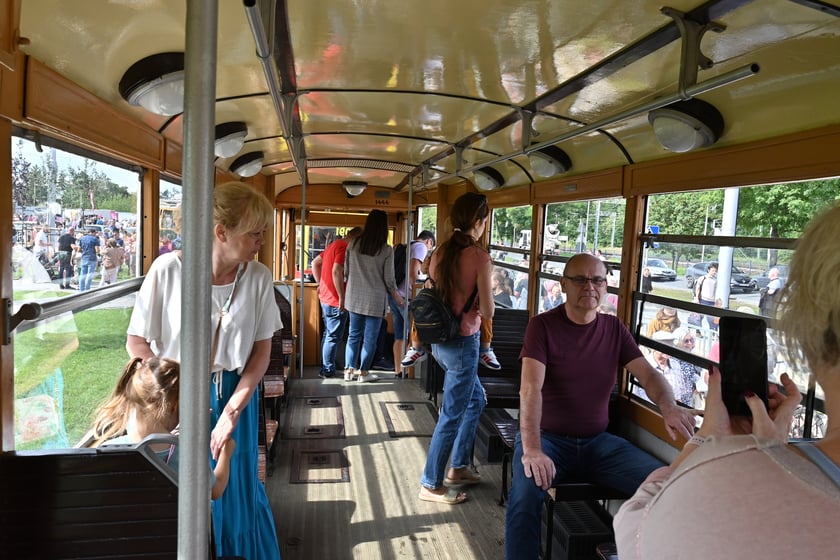 Komunikacyjny piknik na nowej pętli Wrocław Nowy Dwór (P+R). Impreza zorganizowana została z okazji uruchomienia tramwajów na Nowy Dwór, co nastąpi jutro, w niedzielę 3 września.