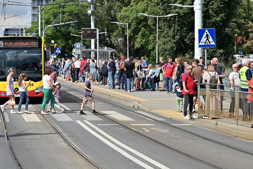 Trasą na Nowy Dwór paradowały zabytkowe tramwaje i autobusy. Pojazdy MPK i KSTM z wrocławianami na pokładach przemierzyły TAT od Dworca Świebodzkiego do nowej pętli przy ul. Rogowskiej.