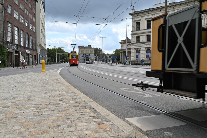 Trasą na Nowy Dwór paradowały zabytkowe tramwaje i autobusy. Pojazdy MPK i KSTM z wrocławianami na pokładach przemierzyły TAT od Dworca Świebodzkiego do nowej pętli przy ul. Rogowskiej.