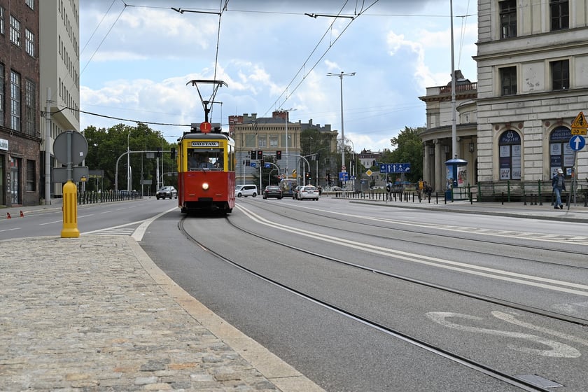 Trasą na Nowy Dwór paradowały zabytkowe tramwaje i autobusy. Pojazdy MPK i KSTM z wrocławianami na pokładach przemierzyły TAT od Dworca Świebodzkiego do nowej pętli przy ul. Rogowskiej.