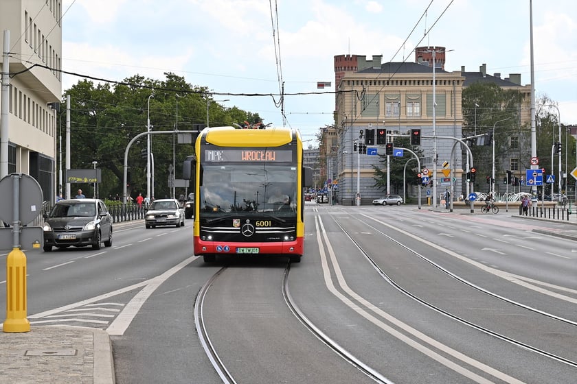 Trasą na Nowy Dwór paradowały zabytkowe tramwaje i autobusy. Pojazdy MPK i KSTM z wrocławianami na pokładach przemierzyły TAT od Dworca Świebodzkiego do nowej pętli przy ul. Rogowskiej.