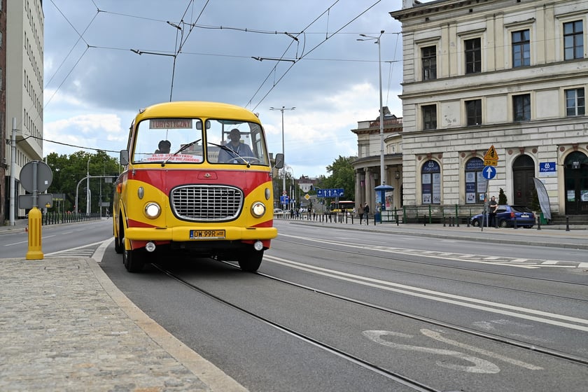 Trasą na Nowy Dwór paradowały zabytkowe tramwaje i autobusy. Pojazdy MPK i KSTM z wrocławianami na pokładach przemierzyły TAT od Dworca Świebodzkiego do nowej pętli przy ul. Rogowskiej.