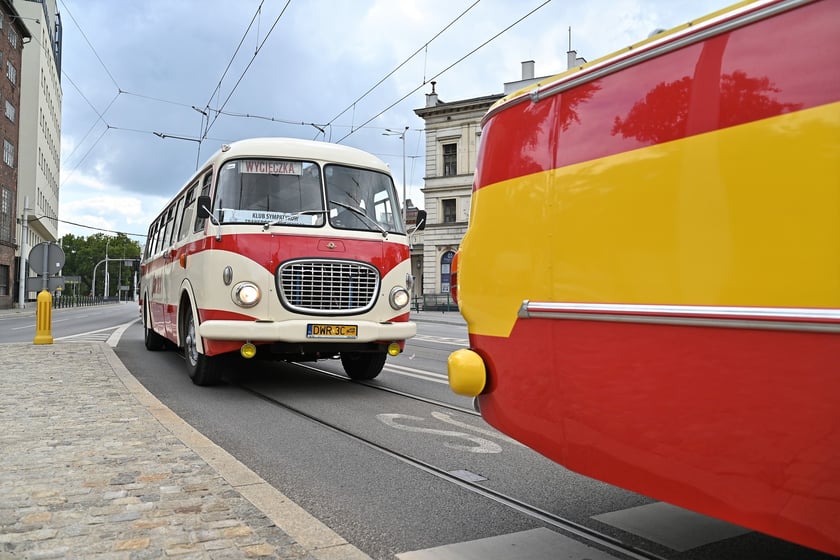 Trasą na Nowy Dwór paradowały zabytkowe tramwaje i autobusy. Pojazdy MPK i KSTM z wrocławianami na pokładach przemierzyły TAT od Dworca Świebodzkiego do nowej pętli przy ul. Rogowskiej.