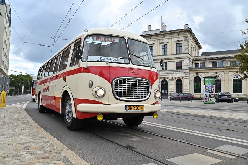 Trasą na Nowy Dwór paradowały zabytkowe tramwaje i autobusy. Pojazdy MPK i KSTM z wrocławianami na pokładach przemierzyły TAT od Dworca Świebodzkiego do nowej pętli przy ul. Rogowskiej.