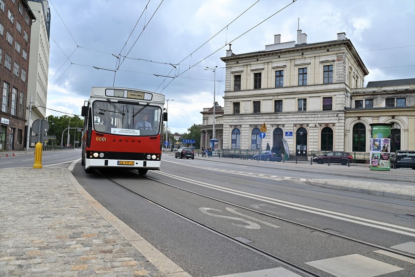 Trasą na Nowy Dwór paradowały zabytkowe tramwaje i autobusy. Pojazdy MPK i KSTM z wrocławianami na pokładach przemierzyły TAT od Dworca Świebodzkiego do nowej pętli przy ul. Rogowskiej.