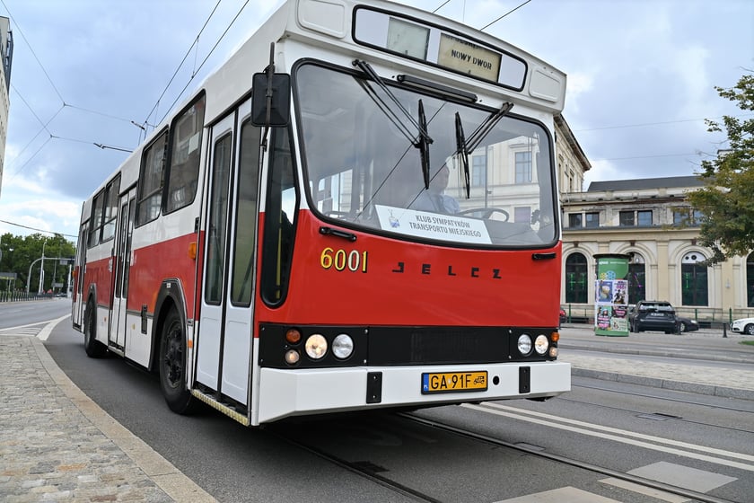 Trasą na Nowy Dwór paradowały zabytkowe tramwaje i autobusy. Pojazdy MPK i KSTM z wrocławianami na pokładach przemierzyły TAT od Dworca Świebodzkiego do nowej pętli przy ul. Rogowskiej.