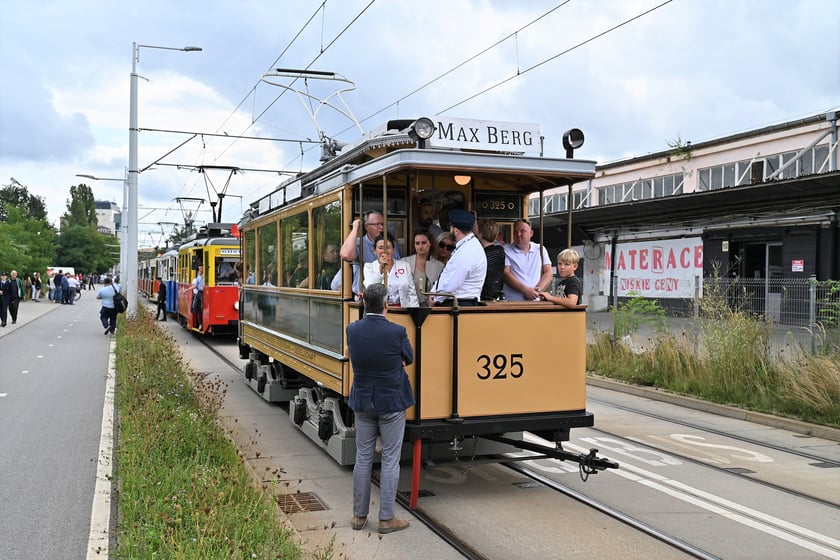 Trasą na Nowy Dwór paradowały zabytkowe tramwaje i autobusy. Pojazdy MPK i KSTM z wrocławianami na pokładach przemierzyły TAT od Dworca Świebodzkiego do nowej pętli przy ul. Rogowskiej.