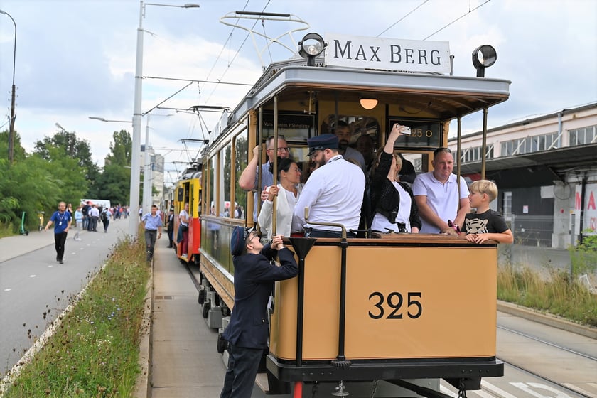 Trasą na Nowy Dwór paradowały zabytkowe tramwaje i autobusy. Pojazdy MPK i KSTM z wrocławianami na pokładach przemierzyły TAT od Dworca Świebodzkiego do nowej pętli przy ul. Rogowskiej.
