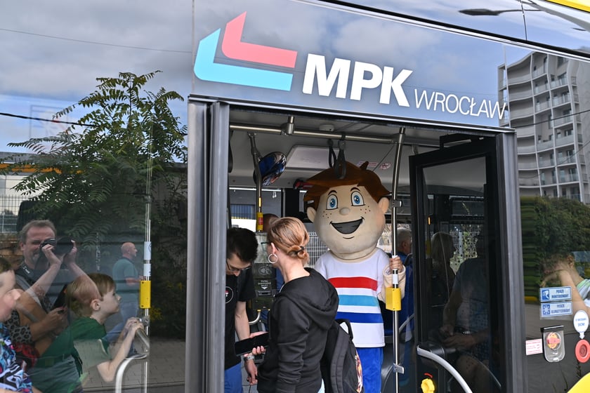 Trasą na Nowy Dwór paradowały zabytkowe tramwaje i autobusy. Pojazdy MPK i KSTM z wrocławianami na pokładach przemierzyły TAT od Dworca Świebodzkiego do nowej pętli przy ul. Rogowskiej.