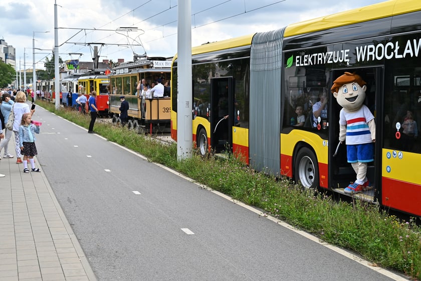 Trasą na Nowy Dwór paradowały zabytkowe tramwaje i autobusy. Pojazdy MPK i KSTM z wrocławianami na pokładach przemierzyły TAT od Dworca Świebodzkiego do nowej pętli przy ul. Rogowskiej.