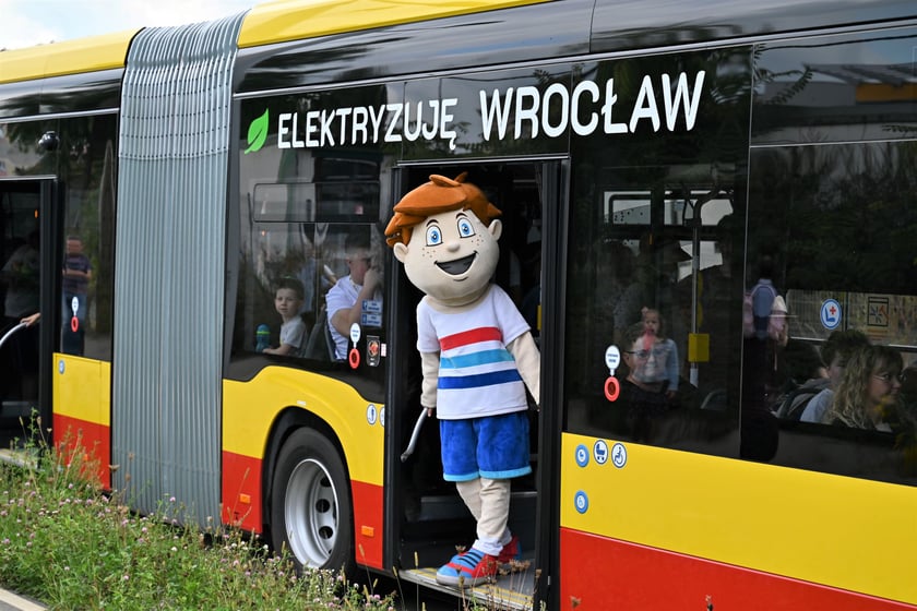 Trasą na Nowy Dwór paradowały zabytkowe tramwaje i autobusy. Pojazdy MPK i KSTM z wrocławianami na pokładach przemierzyły TAT od Dworca Świebodzkiego do nowej pętli przy ul. Rogowskiej.