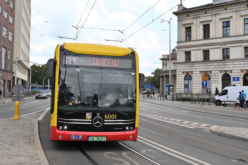 Trasą na Nowy Dwór paradowały zabytkowe tramwaje i autobusy. Pojazdy MPK i KSTM z wrocławianami na pokładach przemierzyły TAT od Dworca Świebodzkiego do nowej pętli przy ul. Rogowskiej.